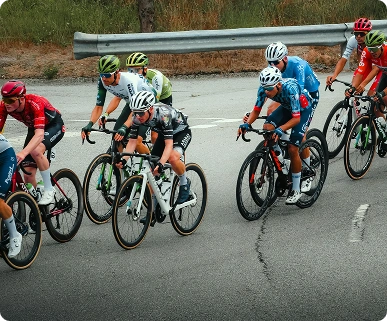 Un groupe de cyclistes professionnels roulant en peloton sur une route lors d'une course cycliste.